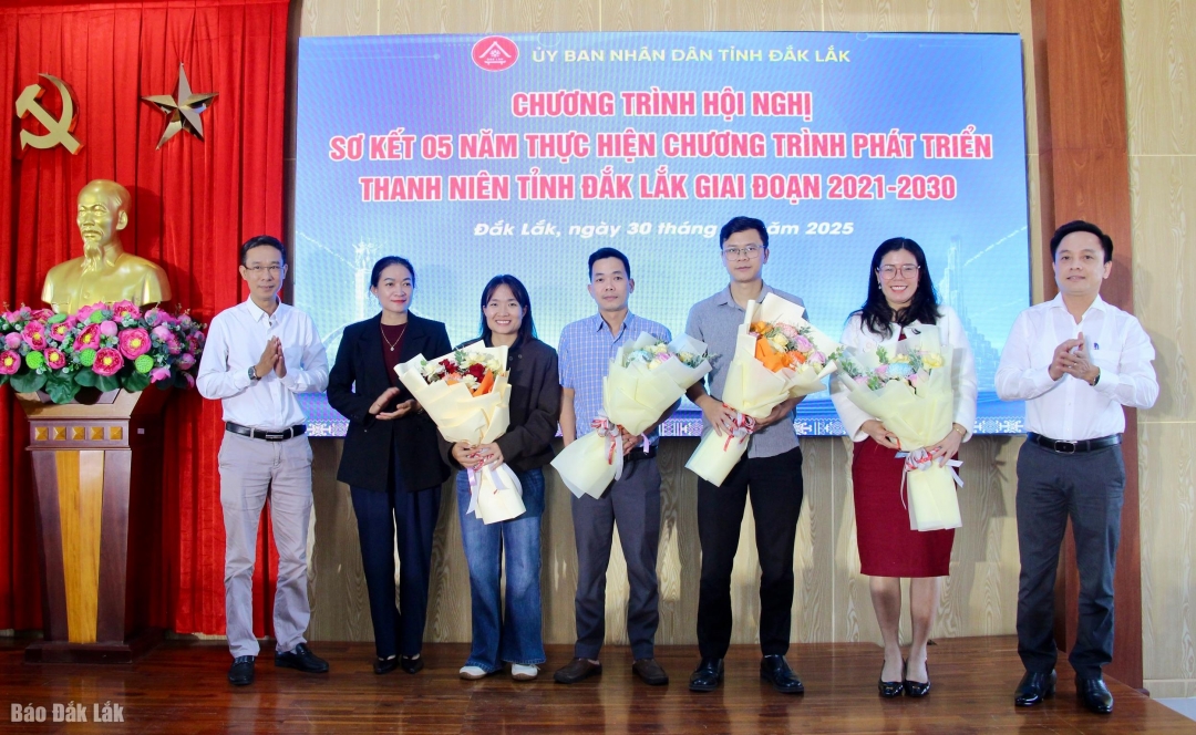 Đại diện lãnh đạo các đơn vị khen thưởng các cá nhân có thành tích xuất sắc.