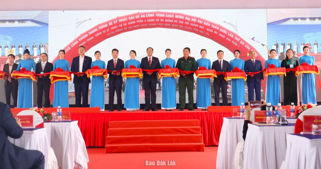 Các đại biểu tại điểm cầu nút giao CT.02 Dự án thành phần 3 thuộc Dự án cao tốc Khánh Hòa - Buôn Ma Thuột thực hiện nghi thức cắt băng khánh thành và thông xe kỹ thuật hai dự án giao thông.