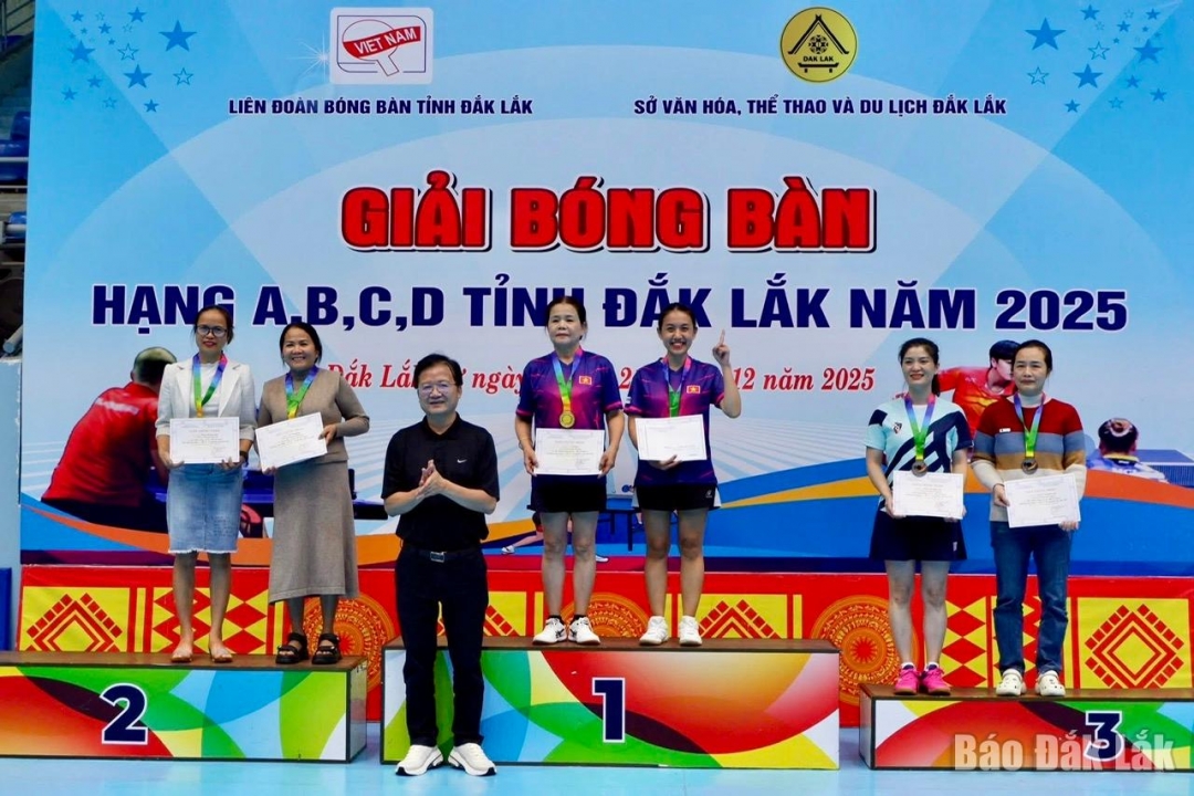 Ban tổ chức trao thưởng cho các tay vợt có thành tích cao tại giải.