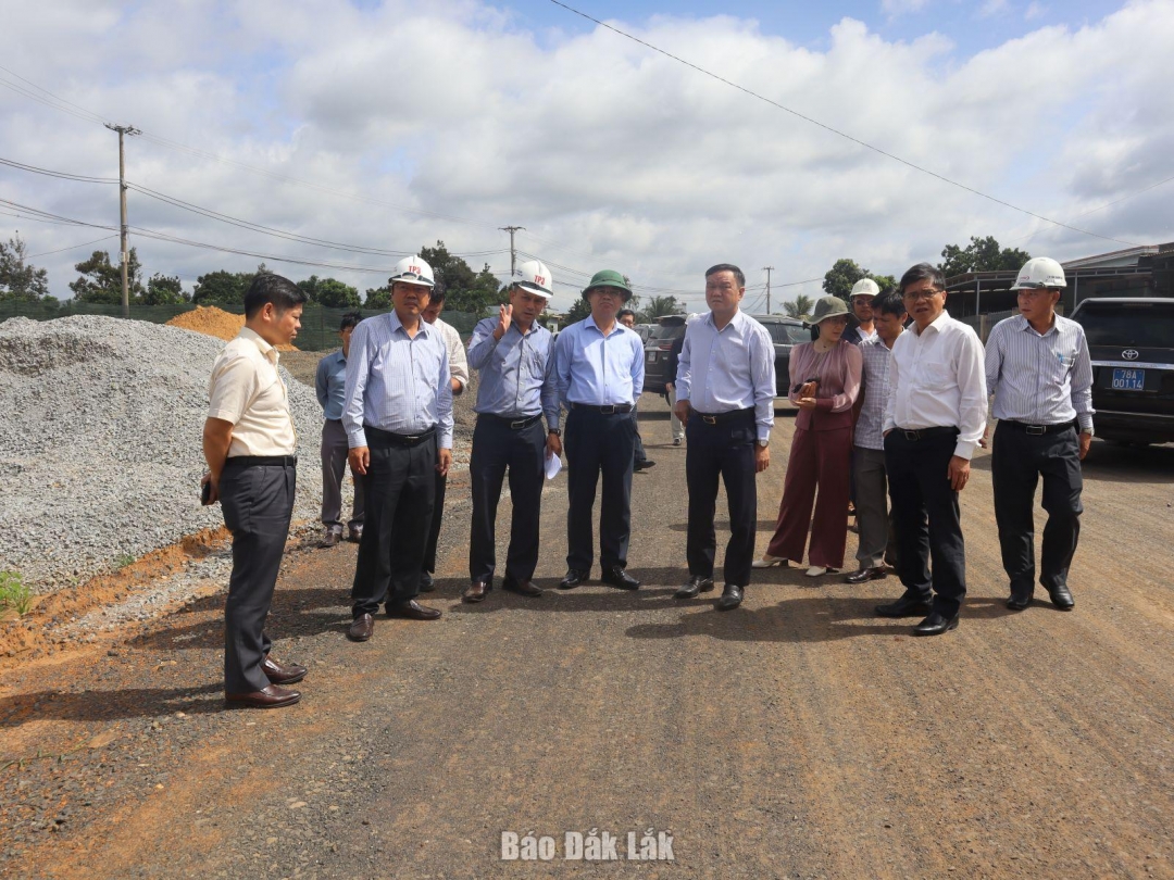 Đồng hành cùng chủ đầu tư và đơn vị liên quan, các đoàn công tác của Ban Chỉ đạo 321, Tỉnh ủy, UBND tỉnh thường xuyên đến kiểm tra hiện trường, động viên các nhà thầu tập trung nhân lực, máy móc, thi công với tinh thần 3 ca, 4 kíp để bù đắp tiến độ cho những ngày mưa gió.
