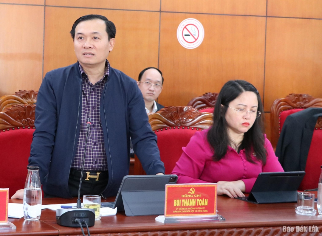 Ủy viên Ban Thường vụ Tỉnh ủy, Giám đốc Sở Khoa học - Công nghệ Bùi Thanh Toàn phát biểu ý kiến tại hội nghị.