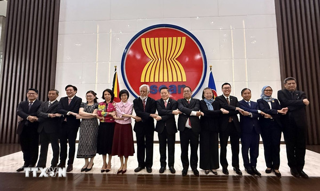 Tổng thư ký ASEAN, Thủ tướng của Timor-Leste và đại diện phái đoàn thường trực các nước ASEAN bắt tay đoàn kết tại trụ sở Ban Thư ký ASEAN. Ảnh: TTXVN