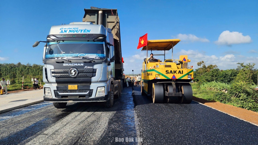 Sau những nỗ lực, những mét bê tông nhựa đầu tiên của Dự án thành phần 3 do Công ty TNHH An Nguyên thực hiện đã chính thức được thảm xuống, đánh dấu bước chuyển quan trọng từ giai đoạn thi công nền móng sang giai đoạn hoàn thiện mặt đường.
