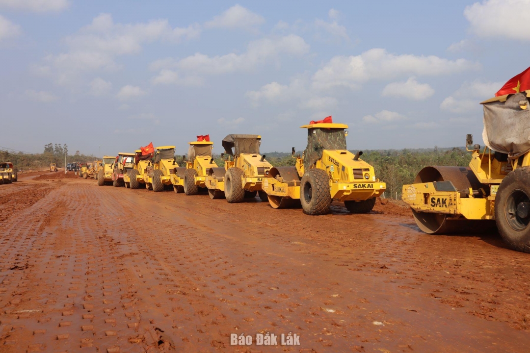 Tận dụng từng mét mặt bằng sạch được bàn giao, các đơn vị thi công đã thiết lập nhịp độ làm việc khẩn trương, không quản ngày đêm, huy động nhân lực, thiết bị đẩy nhanh tiến độ trên toàn công trường.