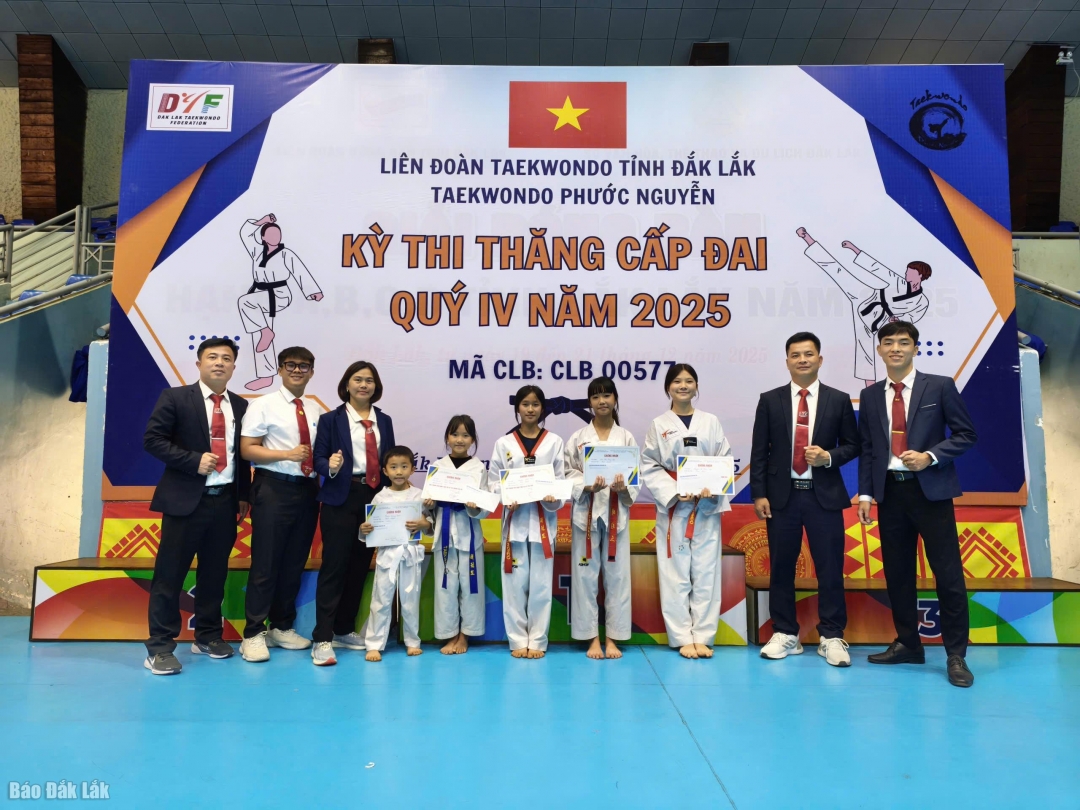 Ban tổ chức trao 