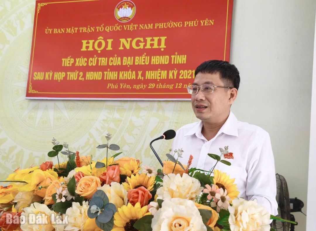 Đồng chí Huỳnh Lữ Tân phát biểu tiếp thu ý kiến, kiến nghị của cử tri tại buổi tiếp xúc.