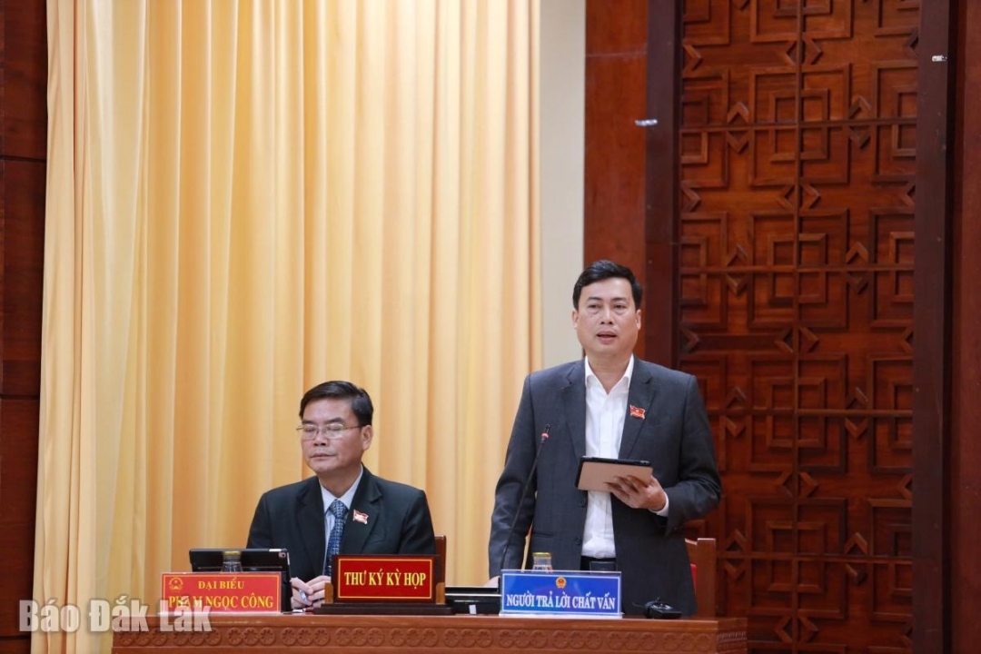 Giám đốc Sở Văn hóa, Thể thao và Du lịch Trần Hồng Tiến trả lời chất vấn của đại biểu.