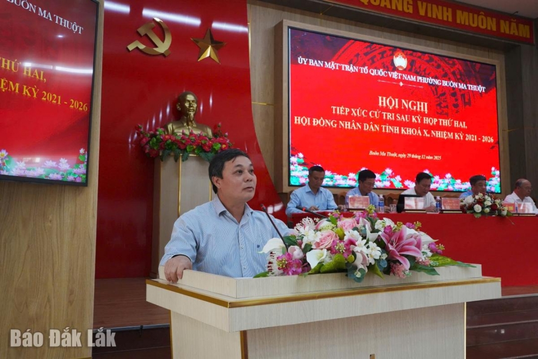 Phó Chủ tịch UBND phường Buôn Ma Thuột Nguyễn Ngọc Lân giải đáp các ý kiến cử tri.