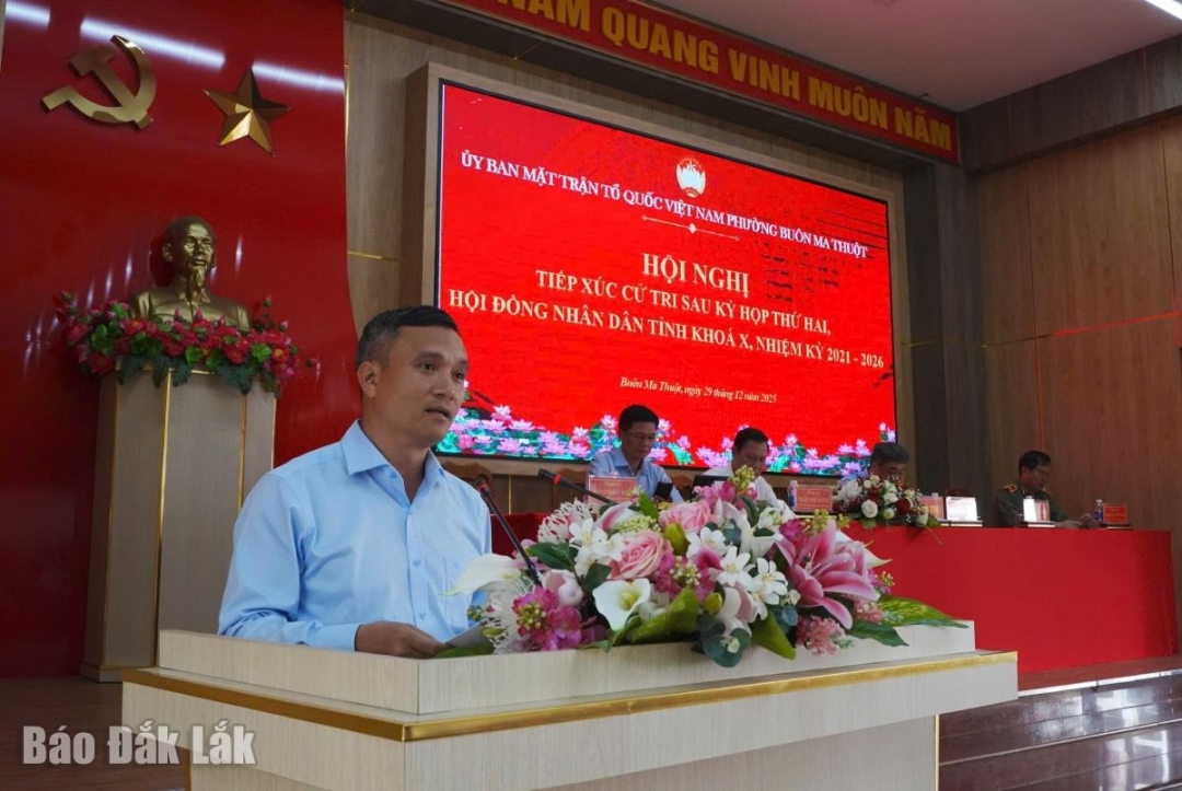 Ông Nguyễn Khắc Long, Phó Chánh văn phòng Đoàn ĐBQH, HĐND tỉnh, Tổ trưởng Tổ đại biểu số 1 báo cáo với cử tri kết quả Kỳ họp thứ Hai, HĐND tỉnh khóa X.