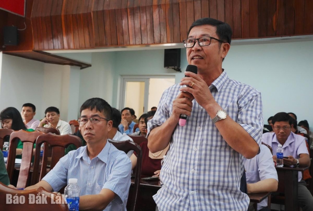 Cử tri Nguyễn Ngọc Thu, Tổ dân phố 6A, phường Thành Nhất nêu kiến nghị, đề xuất tại hội nghị.