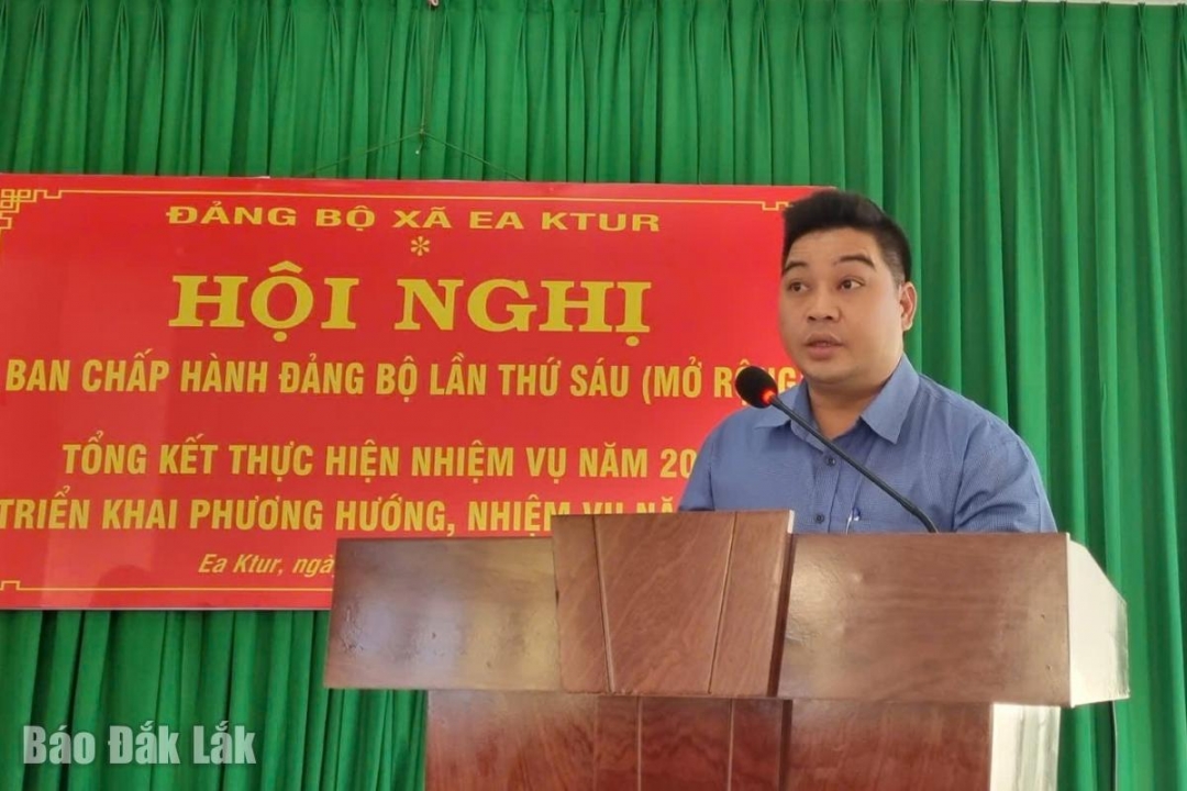 Phó Bí thư Đảng ủy, Chủ tịch UBND xã Ea Ktur Y Ngơn Niê thông qua Nghị quyết của Ban Chấp hành Đảng bộ xã về phương hướng, nhiệm vụ năm 2026.