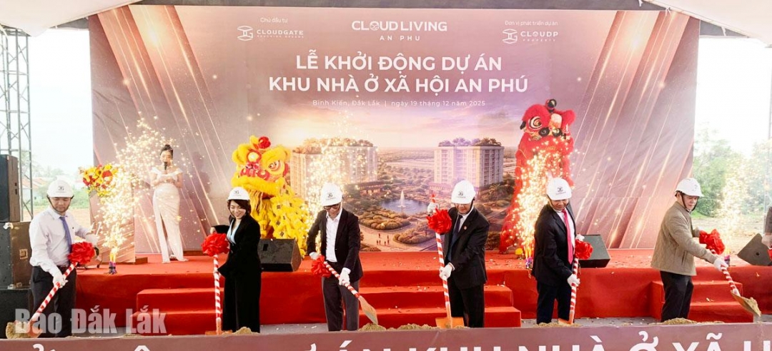 Các đại biểu tiến hành nghi thức khởi công dự án