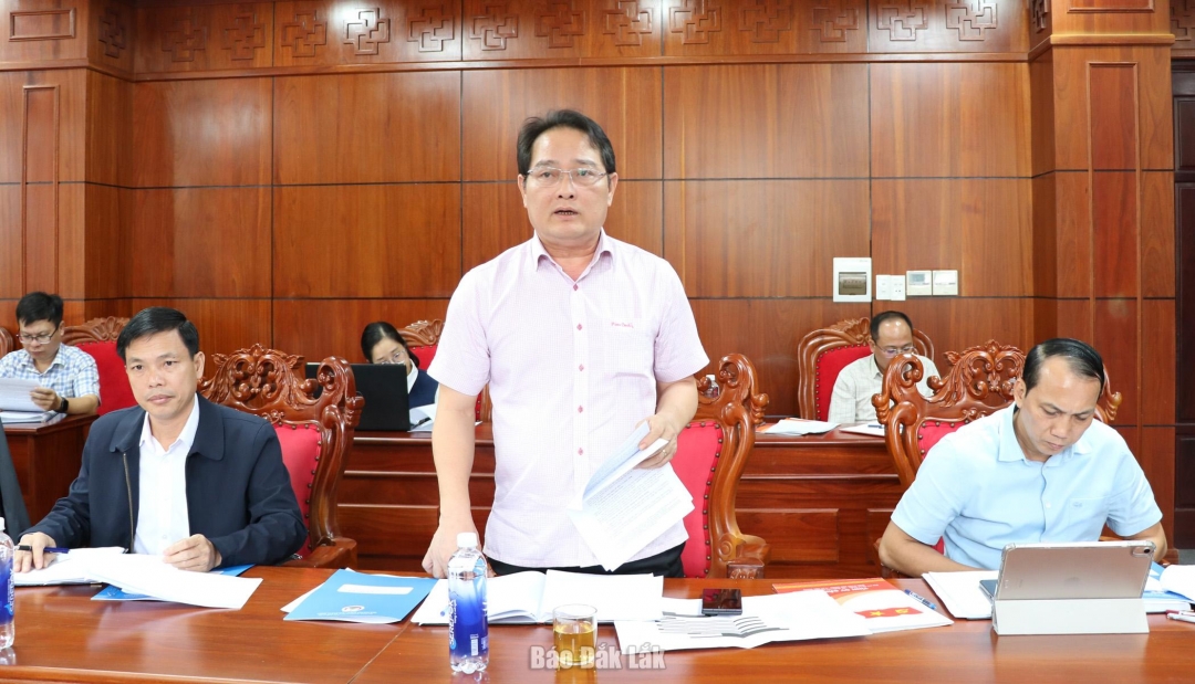 Giám đốc Ban Quản lý dự án đầu tư xây dựng công trình dân dụng và công nghiệp tỉnh Đắk Lắk Nguyễn Quốc Đồng báo cáo tiến độ triển khai các dự án.