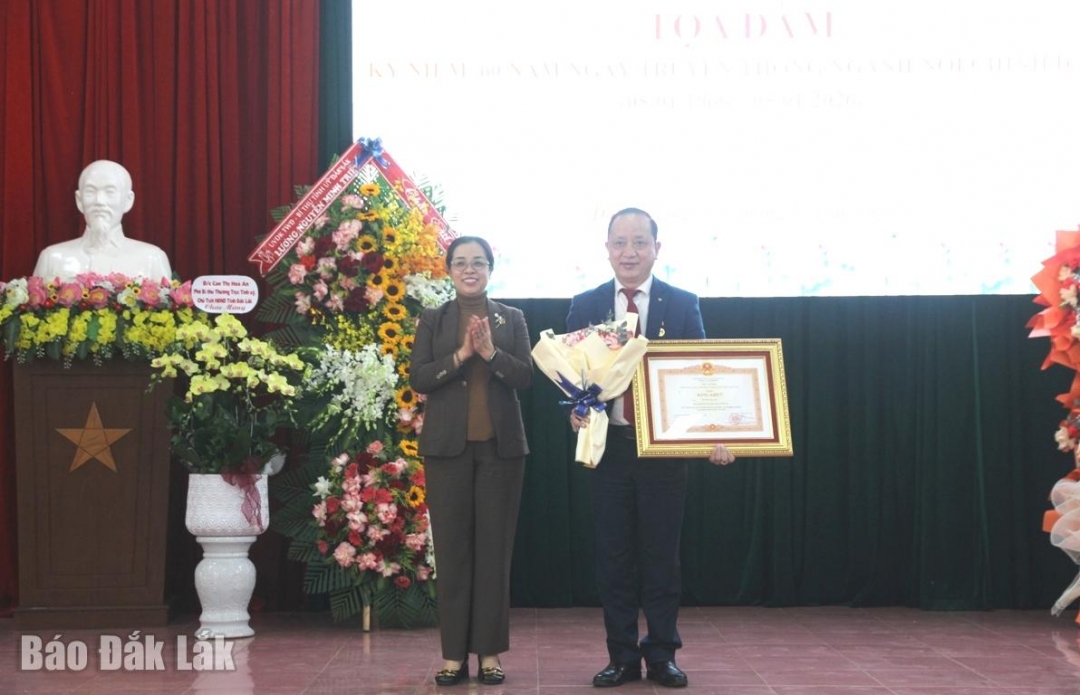 Thừa ủy quyền của Thủ tướng Chính phủ, đồng chí Huỳnh Thị Chiến Hòa trao Bằng khen tặng đồng chí Hà Huy Quang.