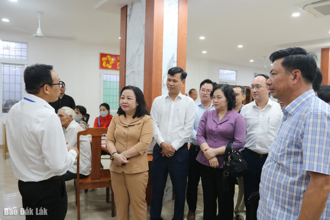 Phó Bí thư Thường trực Tỉnh ủy, Chủ tịch HĐND tỉnh Cao Thị Hòa An kiểm tra công tác vận hành Trung tâm Phục vụ hành chính công phường Tuy Hòa.