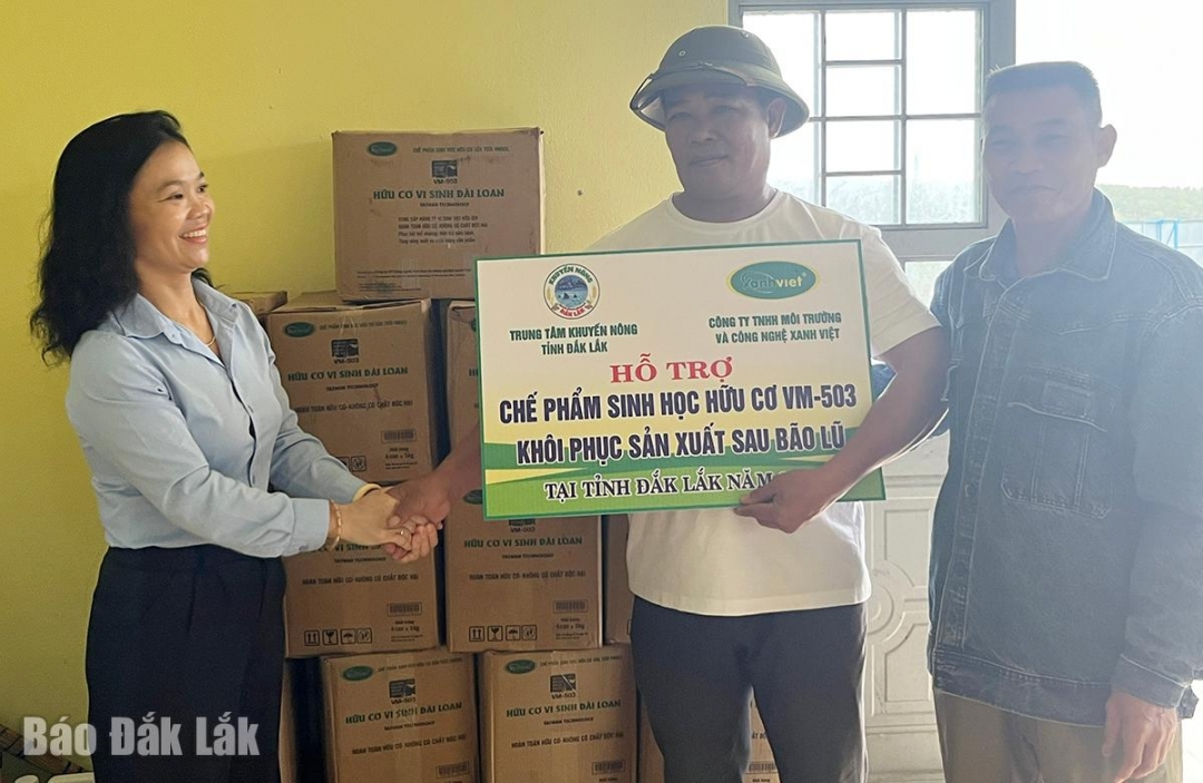 Ông Nguyễn Ngọc Hiếu ở thôn Chư PLôi (xã Ea Bá) nhận hỗ trợ chế phẩm sinh học để phục hồi lại cây sầu riêng.