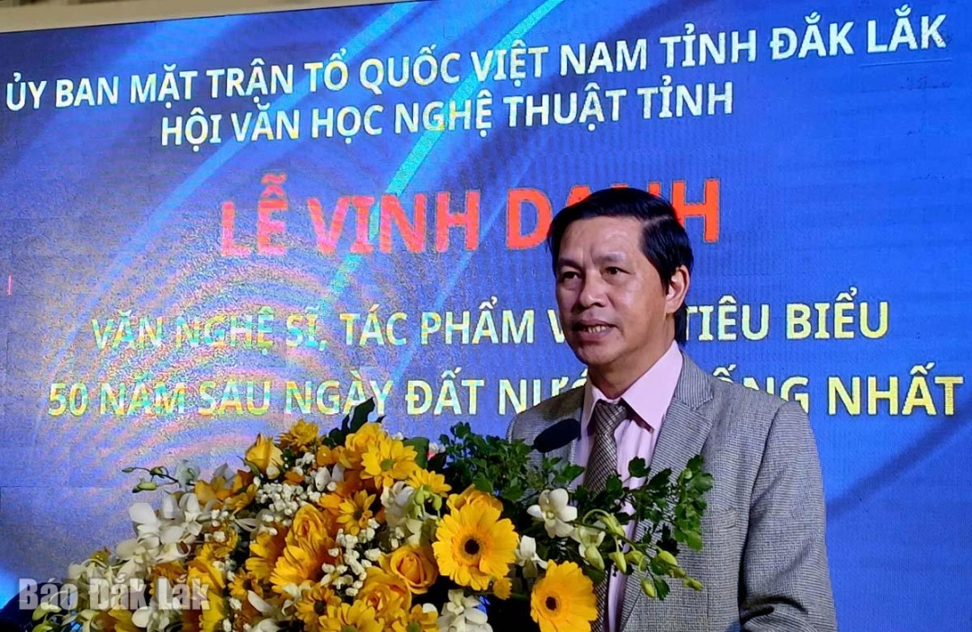 Ông Phạm Văn Bảy, Tỉnh ủy viên, Phó Chủ tịch Ủy ban MTTQ Việt Nam tỉnh phát biểu tại buổi vinh danh