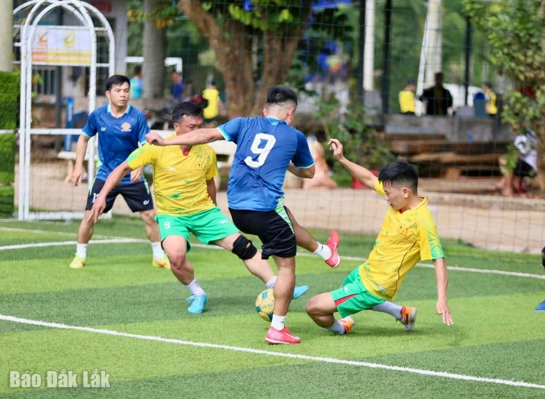 Các vận động viên tranh tài ở môn bóng đá.