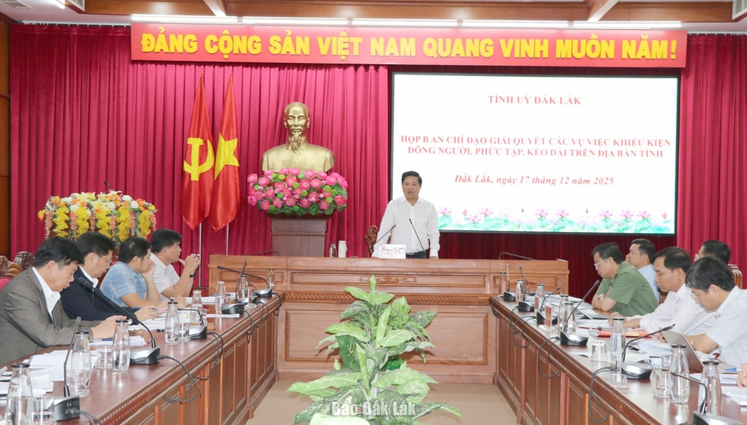 Các đại biểu tham dự cuộc họp.