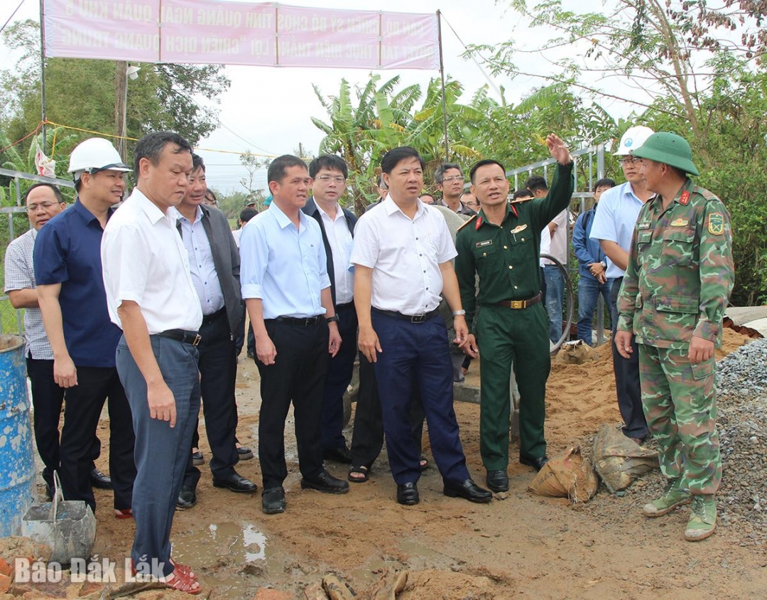 Bí thư Tỉnh ủy Lương Nguyễn Minh Triết cùng đoàn công tác của Tỉnh ủy kiểm tra tiến độ xây nhà cho người dân sau lũ ở phường Đông Hòa.