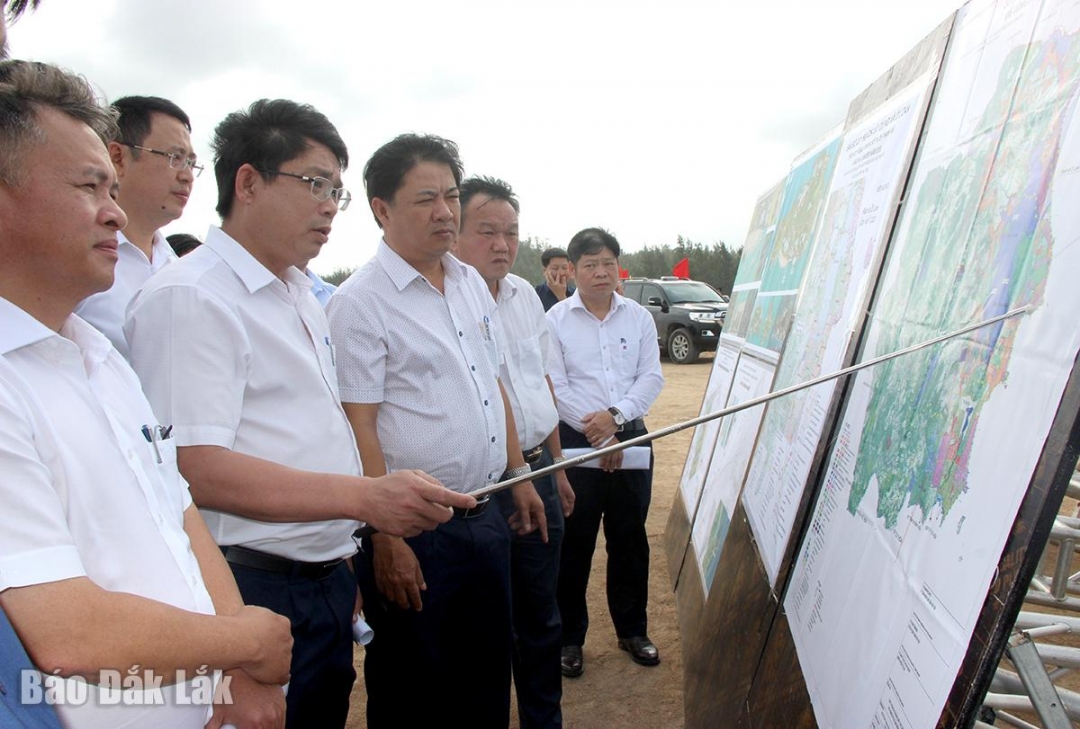 Ủy viên dự khuyết Ban Chấp hành Trung ương Đảng, Bí thư Tỉnh ủy Lương Nguyễn Minh Triết nghe báo cáo về dự án.