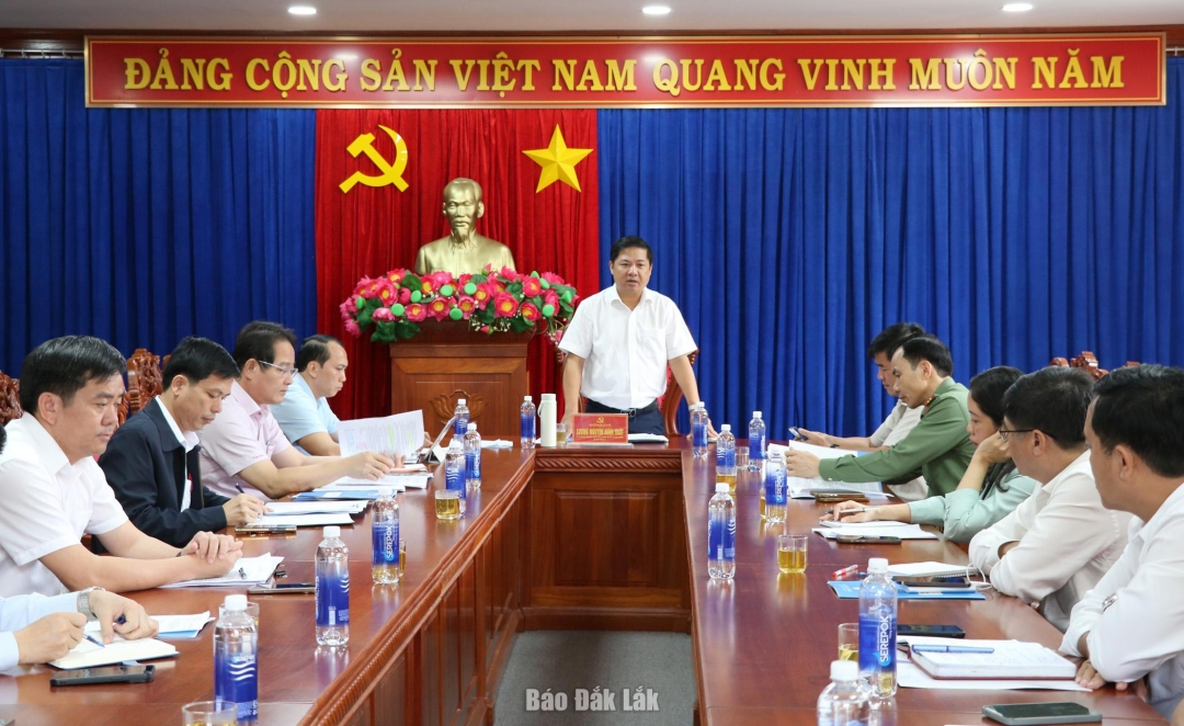 đồng chí Lương Nguyễn Minh Triết, Ủy viên dự khuyết Trung ương Đảng, Bí thư Tỉnh ủy, Trưởng Ban Chỉ đạo về đầu tư xây dựng trường học cho các xã biên giới tỉnh Đắk Lắk (Ban Chỉ đạo 31) chủ trì cuộc họp.