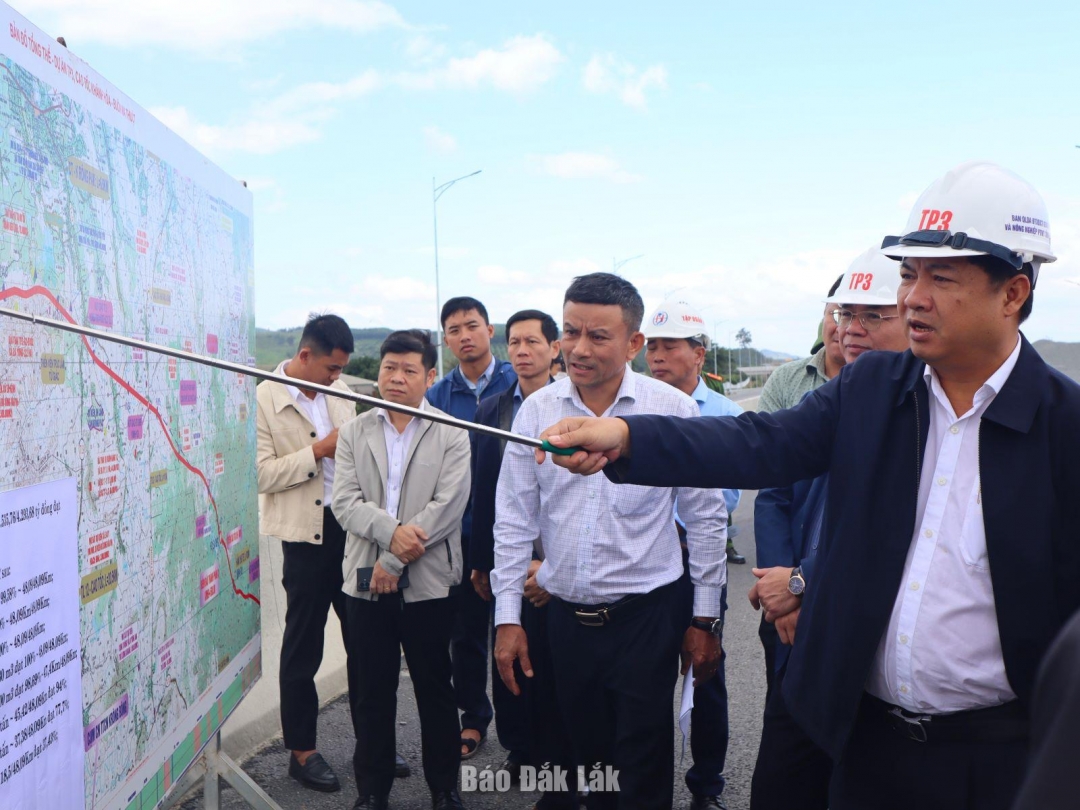 Thời gian thi công “nước rút”, địa bàn tỉnh Đắk Lắk liên tục hứng chịu các trận mưa lũ, công tác thi công các công trình, dự án gặp muôn vàn khó khăn. Nhằm đôn đốc tiến độ thi công công trình, đoàn công tác của tỉnh do Bí thư Tỉnh ủy Lương Nguyễn Minh Triết đã kiểm tra thực địa dọc tuyến, chỉ đạo các đơn vị chủ quản và nhà thầu phải chủ động phương án thích ứng với thời tiết, tuyệt đối không để dự án đình trệ.