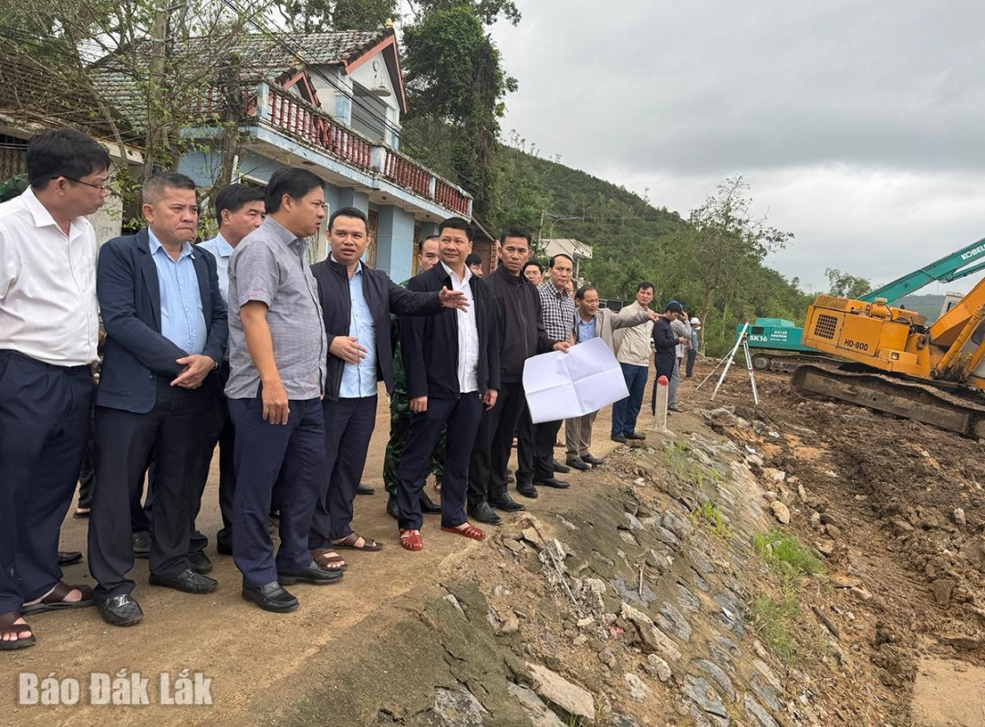 Bí thư Tỉnh ủy Lương Nguyễn Minh Triết kiểm tra công tác khắc phục đập Tam Giang.