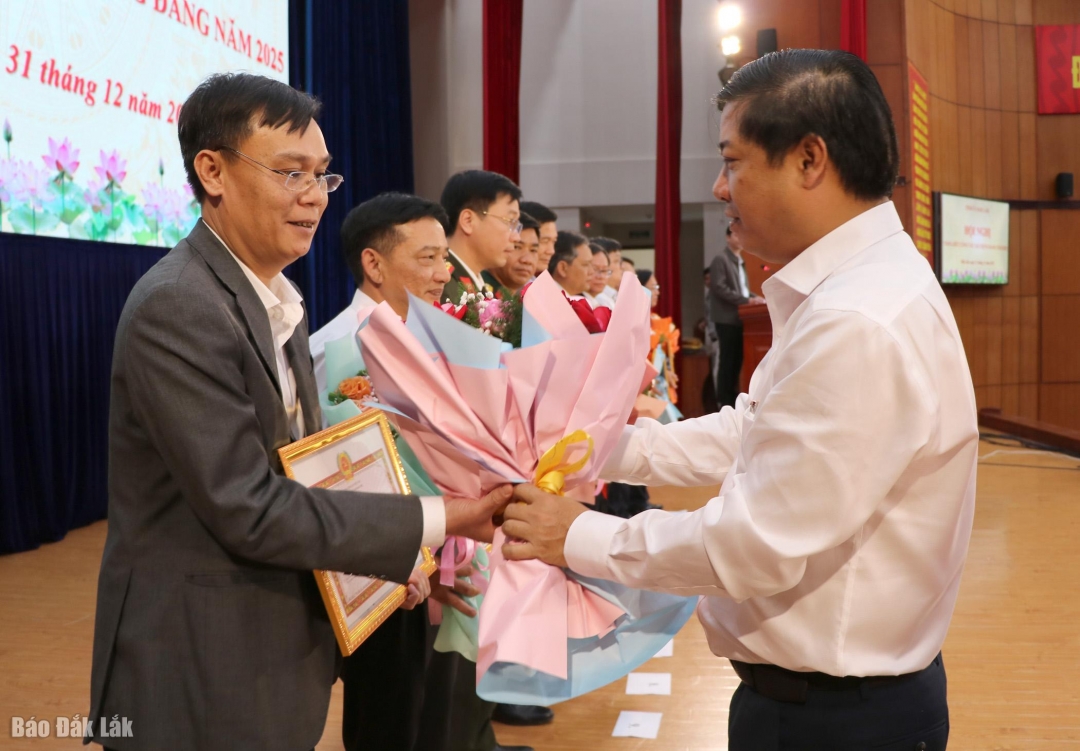 Ủy viên dự khuyết Trung ương Đảng, Bí thư Tỉnh ủy Lương Nguyễn Minh Triết trao bằng khen cho các cập thể có thành tích xuất sắc trong công tác tham mưu chuẩn bị và tổ chức thành công Đại hội đại biểu Đảng bộ tỉnh lần thứ I, nhiệm kỳ 2025 - 2030.