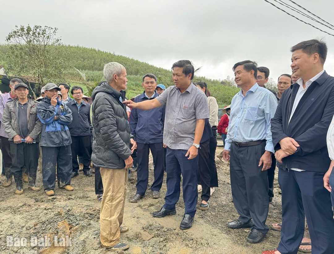 Bí thư Tỉnh ủy Lương Nguyễn Minh Triết hỏi thăm tình hình người dân bị ảnh hưởng do mưa lũ ở xã Tuy An Tây.