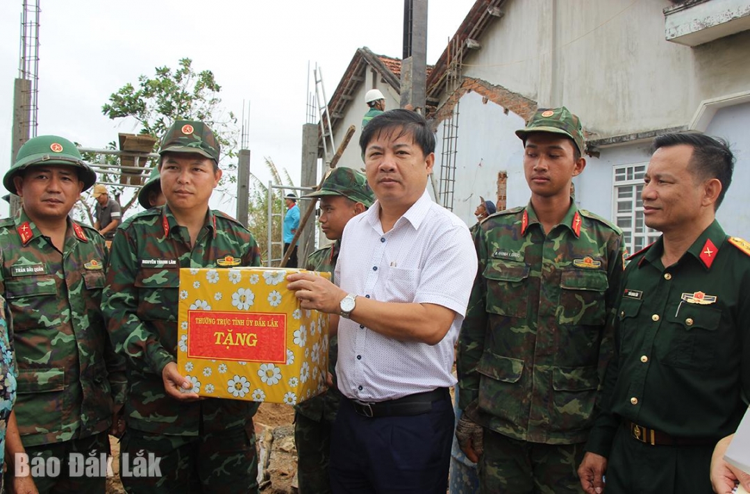 Bí thư Tỉnh ủy Lương Nguyễn Minh Triết tặng quà động viên lực lượng quân đội tham gia hỗ trợ xây nhà cho người dân ở phường Đông Hòa.