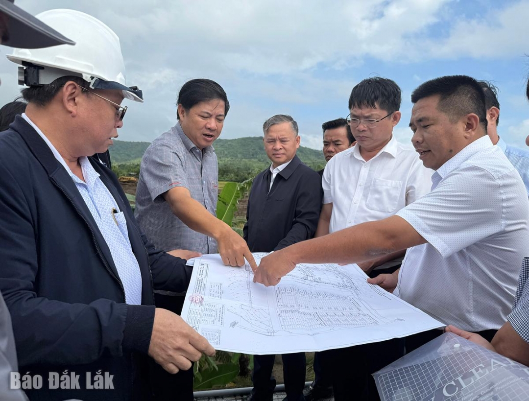 Bí thư Tỉnh ủy Lương Nguyễn Minh Triết kiểm tra tại khu tái định cư thôn Tuy Dương.