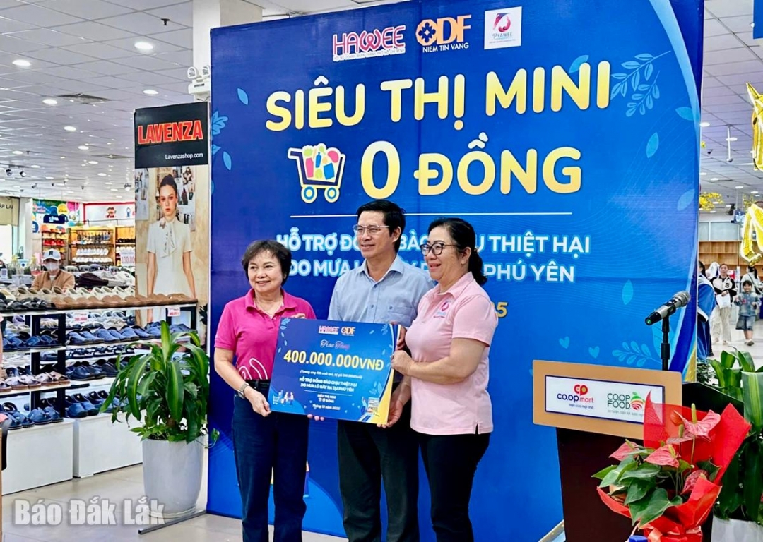 Chủ tịch Hội Nữ doanh nhân TP Hồ Chí Minh Cao Thị Ngọc Dung trao biển trưng kinh phí hỗ trợ đồng bào thiệt hại lũ lụt tại Phú Yên (cũ) cho đại diện lãnh đạo Ủy ban MTTQ Việt Nam tỉnh và Hội Nữ doanh nhân Phú Yên.