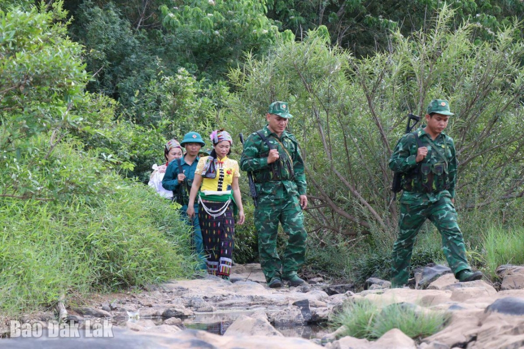 Cán bộ, chiến sĩ Đồn Biên phòng Ea H’leo phối hợp cùng lực lượng vũ trang địa phương và nhân dân tuần tra bảo vệ biên giới. Ảnh: Thế Hùng