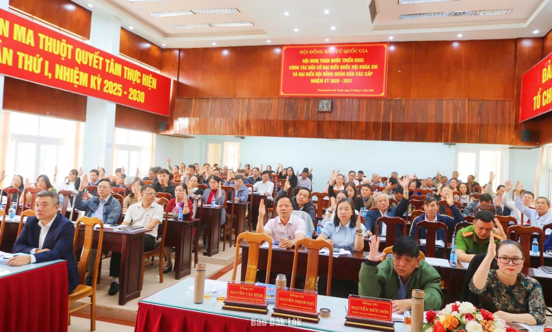 Các đại biểu biểu quyết thông qua Nghị quyết kỳ họp.