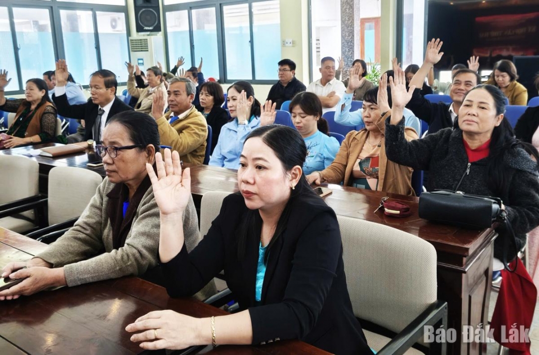 Các đại biểu, biểu quyết thông qua các nghị quyết tại kỳ họp.