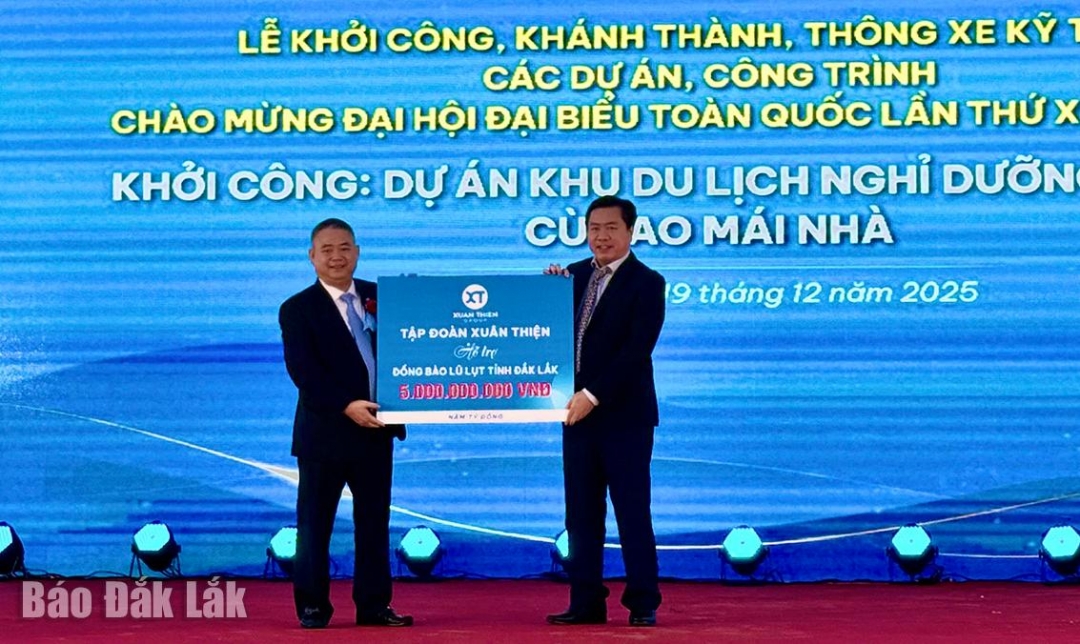Ông Nguyễn Văn Thiện - Chủ tịch Hội đồng quản trị Tập đoàn Xuân Thiện trao biển biểu trưng 5 tỷ đồng cho Ủy ban MTTQ Việt Nam tỉnh hỗ trợ người dân vùng lũ.