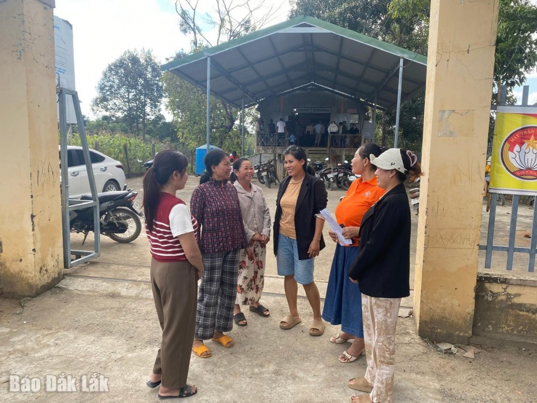 Chị em phụ nữ buôn Drang Phoosk tham gia 