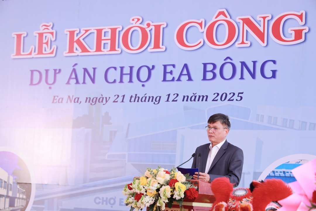 ông Nguyễn Minh Đông, Phó Bí thư Đảng ủy, Chủ tịch UBND xã Ea Na phát biểu tại buổi lễ.