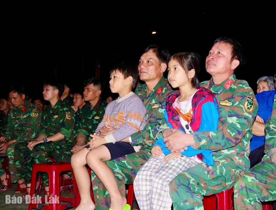 ... và các cán bộ, chiến sĩ đến thưởng thức chương trình nghệ thuật.