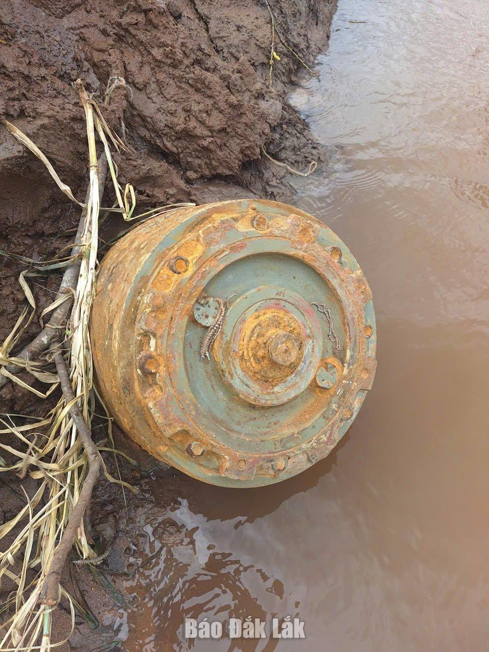 Quả bom nặng khoảng 500kg hiện trồi lên mặt đất khoảng 60 cm chờ cơ quan chức năng xử lý theo quy định. Ảnh: CTV