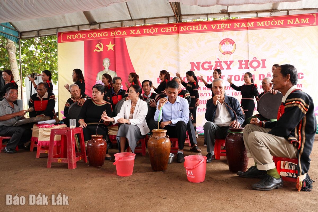 Ông Y Mơl Êban (bìa phải) tham gia Ngày hội Đại đoàn kết của hai buôn Briêng A và Briêng B.