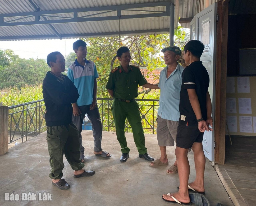 Công an xã Buôn Đôn trao đổi với người dân 