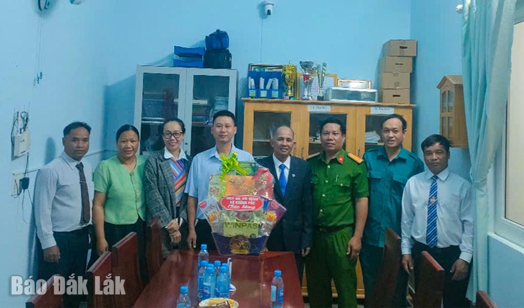 Đại diện cấp ủy, chính quyền và MTTQ xã Krông Pắc thăm hỏi, chúc mừng Điểm nhóm Tin lành buôn Jung nhân dịp Giáng sinh 2025.