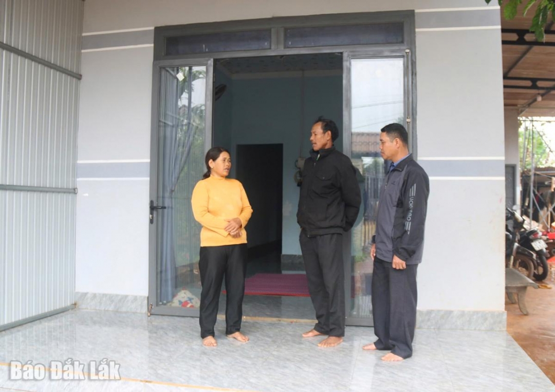 Bà H’Jon Ayun (bìa trái) chia sẻ về những đổi thay của gia đình từ khi thoát nghèo.