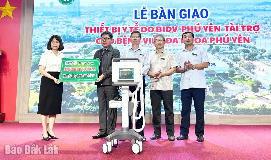Bà Trần Thị Thanh Nguyệt, Phó Giám đốc BIDV Phú Yên (ngoài cùng bên trái) trao hỗ trợ cho bác sĩ CKII Trần Anh Dũng, Giám đốc Bệnh viện Đa khoa Phú Yên.
