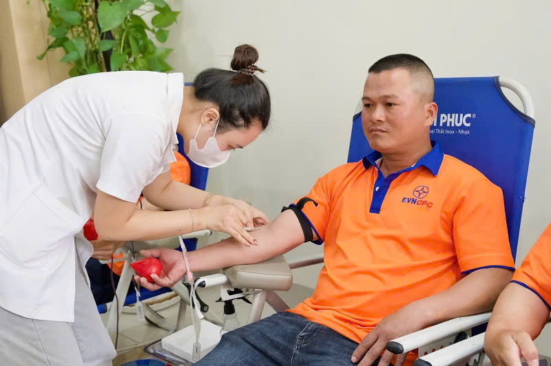 CBCNV ngành điện trên toàn tỉnh Đắk Lắk tham gia hiến máu.