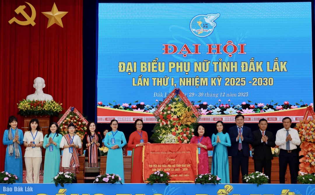 Ban Chấp hành Đảng bộ tỉnh tặng hoa và bức trướng chúc mừng đại hội với dòng chữ “Đoàn kết – Sáng tạo - Đổi mới - Phát triển”.