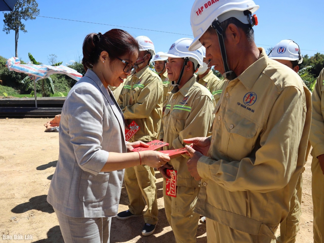Lãnh đạo tỉnh cũng thường xuyên thăm hỏi, động viên tinh thần cán bộ, kỹ sư, công nhân trên công trường cao tốc.