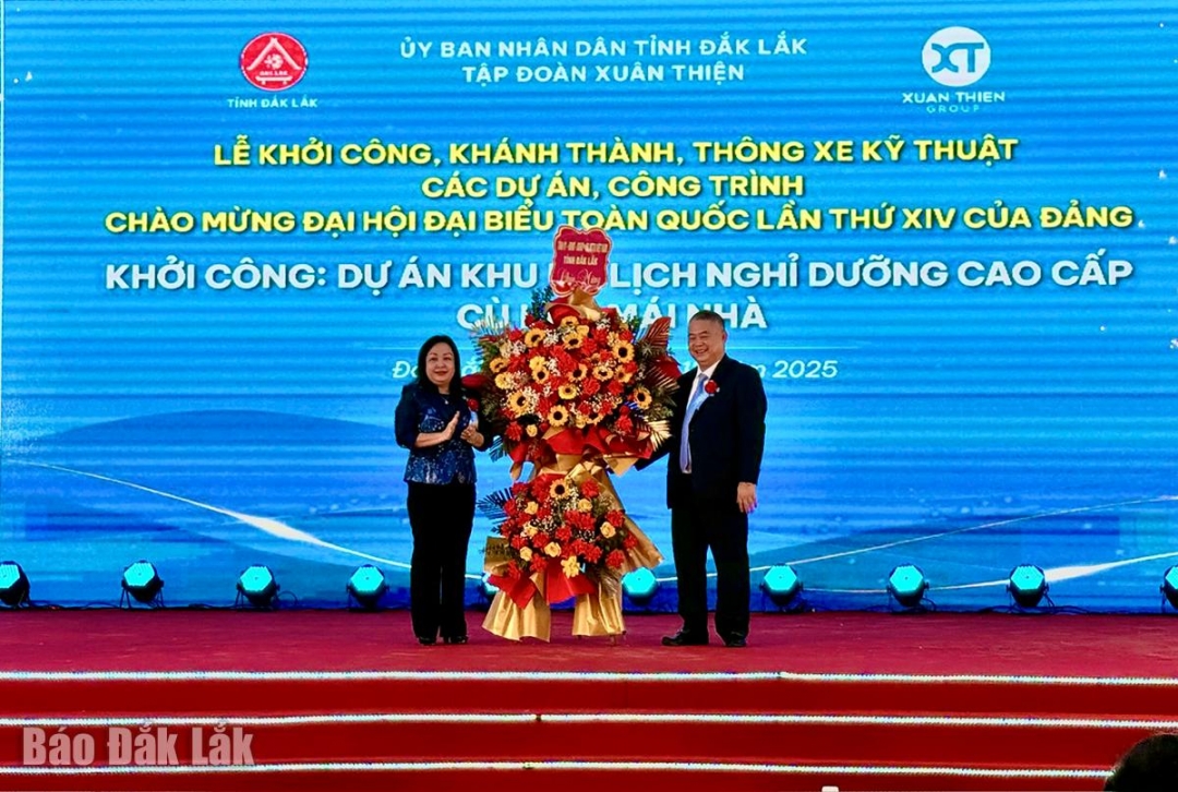 Thay mặt lãnh đạo tỉnh, Phó Bí thư Thường trực Tỉnh ủy, Chủ tịch HĐND tỉnh Cao Thị Hòa An tặng hoa chúc mừng dự án khởi công

.
